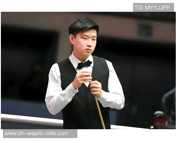 排面！赵心童拜访曼城受热捧 5万人前秀世锦赛奖杯 获赠147号球衣